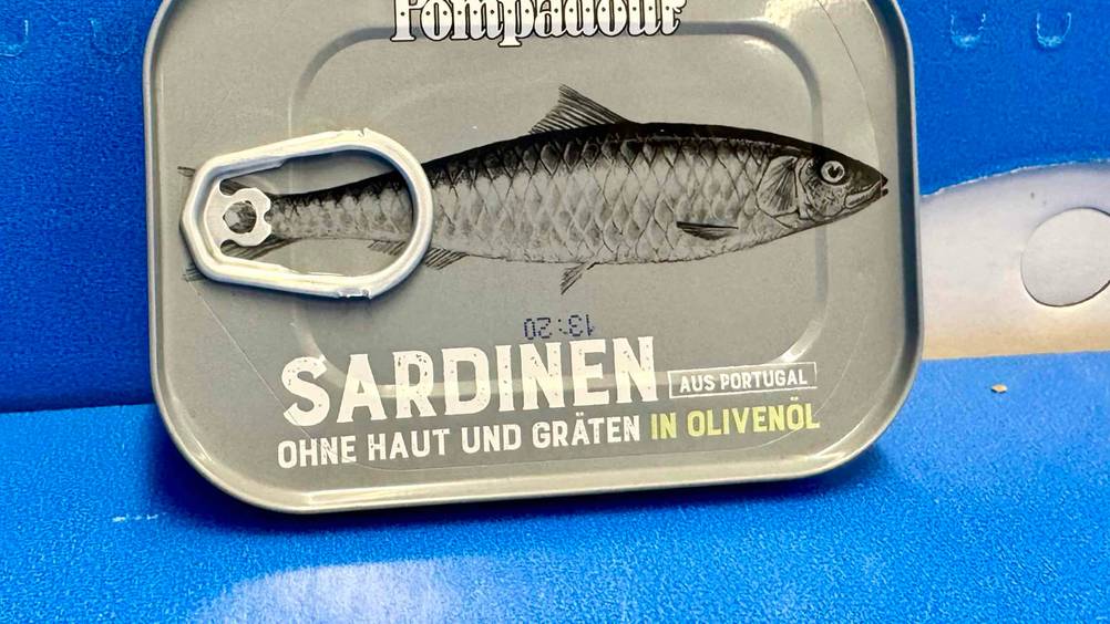 Sardinen-Test: Nahaufnahme der Dose mit Artikelbezeichnung.