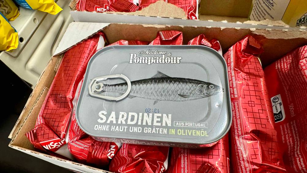 Auf Produkten steht eine Dose der Sardinen im Test.