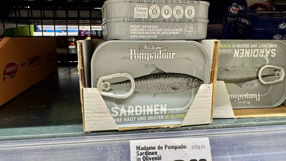 Mehrerer Packungen der getesteten Sardinen in einem Verkaufsregal.