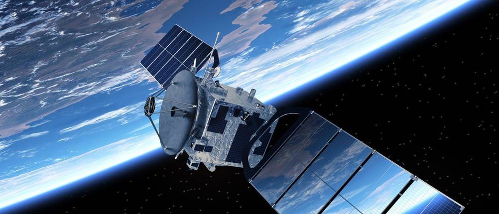 Satellit umkreist Erde