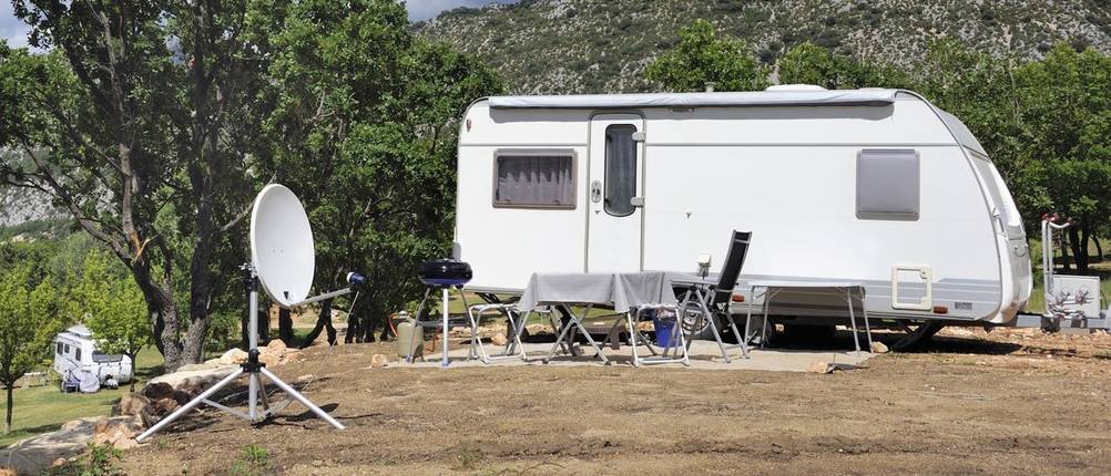 Satelittenschüssel am Camping-Wagen