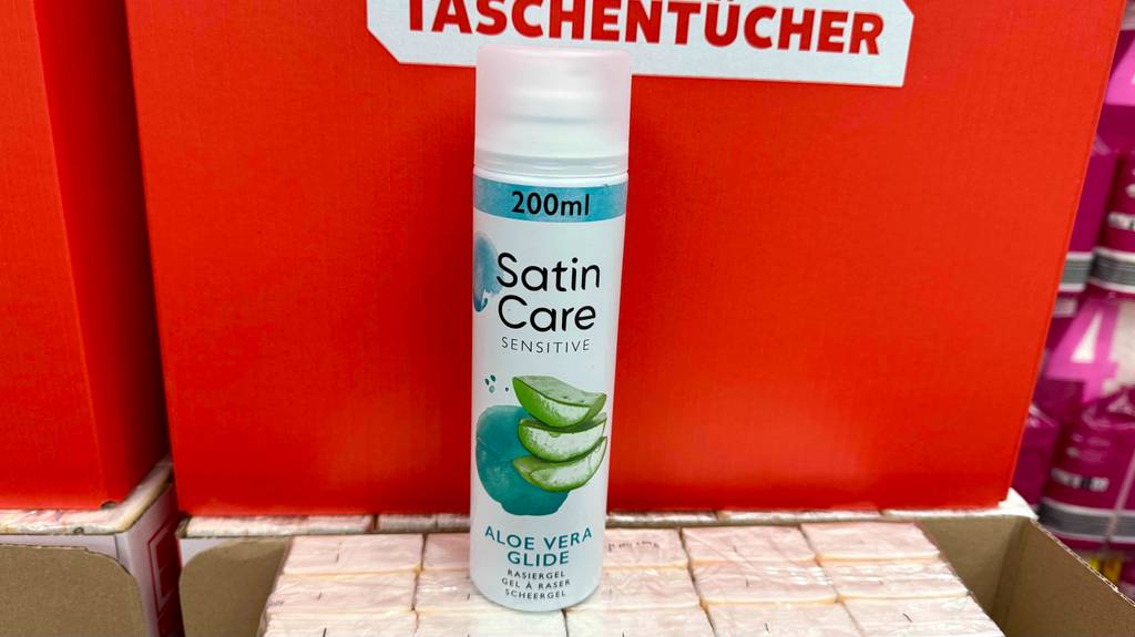 Gillette-Rasiergel-Test: Eine 200-ml-Dose steht vor einem roten Hintergrund mit der Aufschrift Taschentücher.