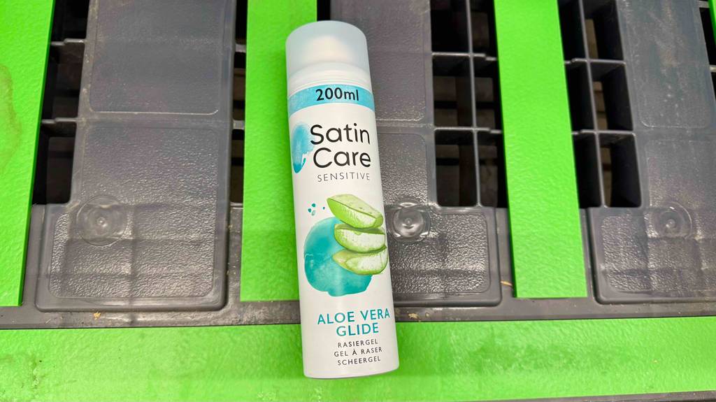 Eine 200-ml-Dose mit getestetem Gillette-Rasiergel steht vor einer grünen Fläche.