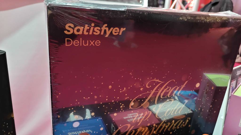 Erotik-Adventskalender-Test: farbenfrohe Nahaufnahme des oberen Teils eines Kalenders Heat up Cold Christmas von Satisfyer Deluxe.