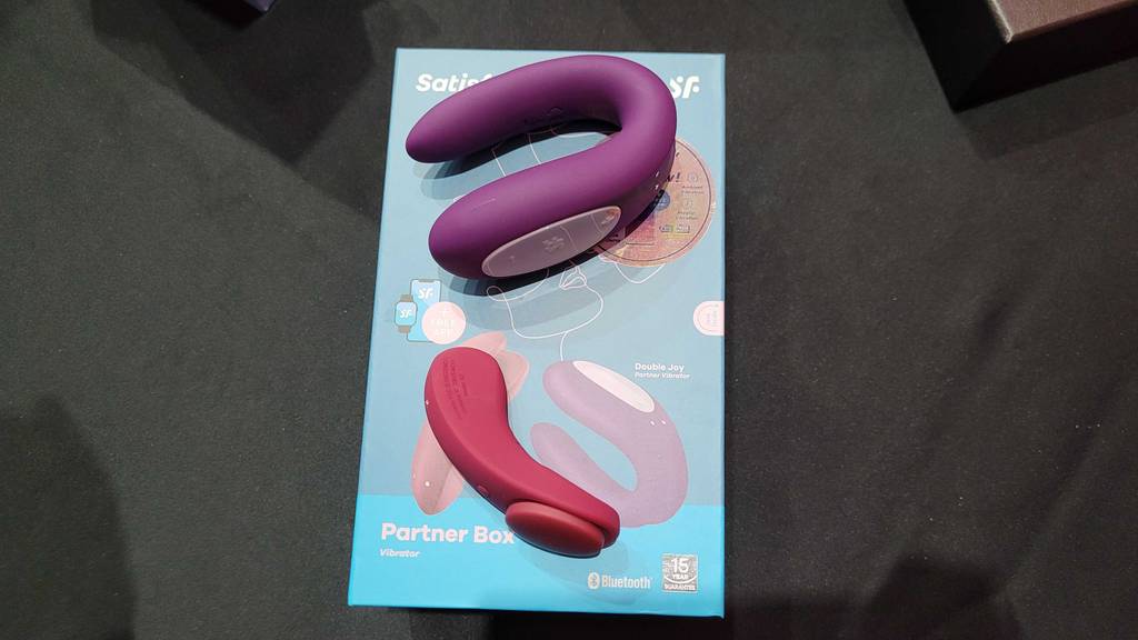 Paarvibrator im Test: auf einem schwarzen Untergrund liegen zwei Vibratoren in Rosa und Lila aus einer Partner Box von Satisfyer.