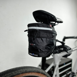 Die KLICKfix Micro 200 Satteltasche in erweiterter Form. Der untere Bereich ist per Reißverschluss vergrößert worden.