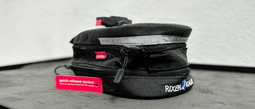 Nahaufnahme der KLICKfix Micro 200 Satteltasche. Das Material und die reflektierenden Elemente sind deutlich sichtbar.