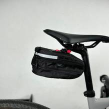 Seitenansicht der KLICKfix Micro 200 Satteltasche, befestigt am Fahrrad. Der erweiterbare Boden ist sichtbar.