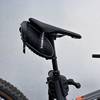 Die Satteltasche von Rockbros ist am Sattel eines Mountainbikes befestigt,