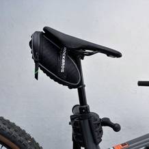 Die Satteltasche von Rockbros ist am Sattel eines Mountainbikes befestigt,