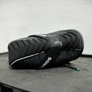 Nahaufnahme der Rockbros C16-BK Satteltasche mit kleinen Plastikresten am Material. Die Verarbeitung wird begutachtet.