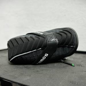 Nahaufnahme der Rockbros C16-BK Satteltasche mit kleinen Plastikresten am Material. Die Verarbeitung wird begutachtet.
