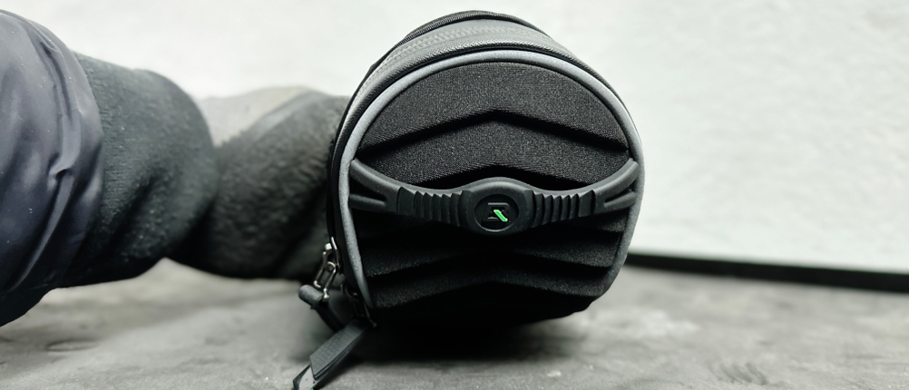 Die Rückseite der Rockbros C16-BK Satteltasche mit einer Halterung für ein Rücklicht. Die reflektierenden Elemente sind sichtbar.