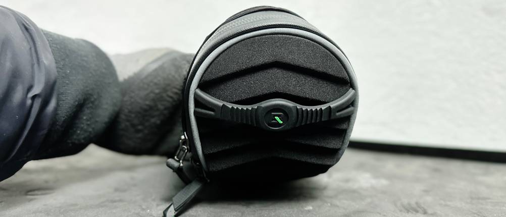 Die Rückseite der Rockbros C16-BK Satteltasche mit einer Halterung für ein Rücklicht. Die reflektierenden Elemente sind sichtbar.
