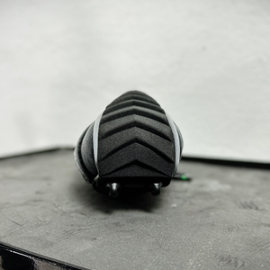 Vorderansicht der Rockbros C16-BK Satteltasche mit strukturierter Oberfläche. Der Reißverschluss ist gut sichtbar. 