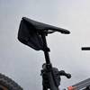 Die Satteltasche von Vaude ist am Sattel eines Mountainbikes befestigt.