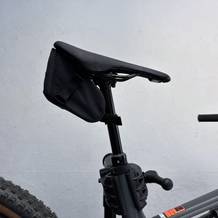 Die Satteltasche von Vaude ist am Sattel eines Mountainbikes befestigt.