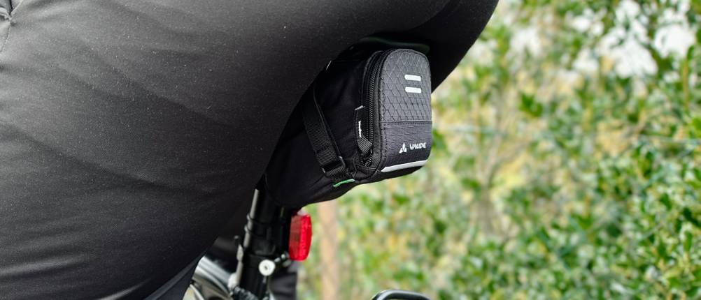 Die Vaude Race Light Satteltasche ist unter dem Sattel eines Fahrrads befestigt. Sie sitzt kompakt und fügt sich unauffällig ins Fahrradprofil ein.