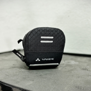 Rückansicht der Vaude Race Light Satteltasche mit reflektierenden Elementen. Das Logo ist gut sichtbar.