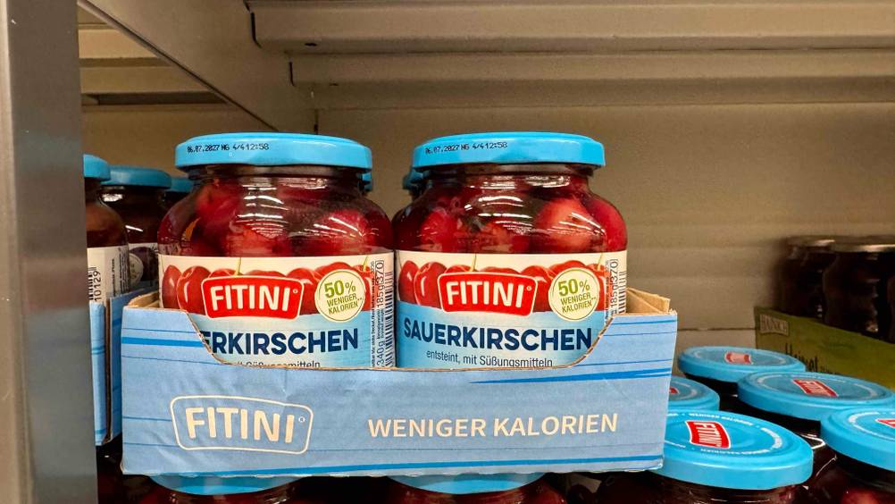Getestet: Mehrere Gläser Sauerkirschen in einem Verkaufsregal.