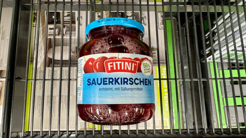 Auf einem Gitter liegt ein Glas der getesteten Sauerkirschen.