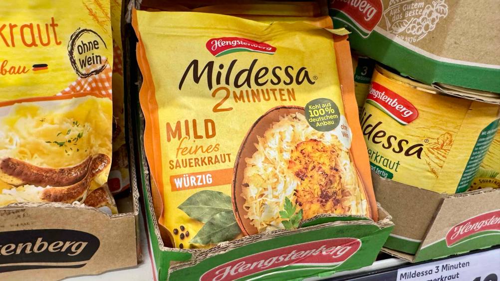 Mehrere Packungen des getesteten Sauerkrauts in einem Verkaufsregal.