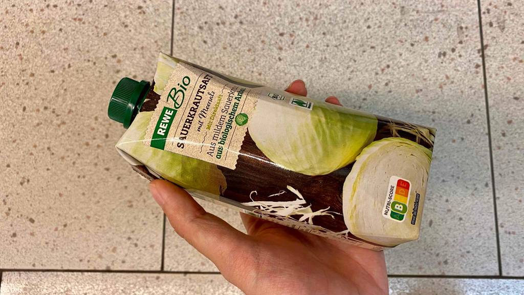 Sauerkraut-Saft im Test: Verpackung des Saftes in der Hand