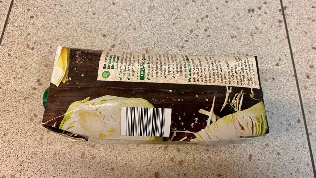 Sauerkraut-Saft-Test_ Verpackung liegt auf hellem Hintergrund