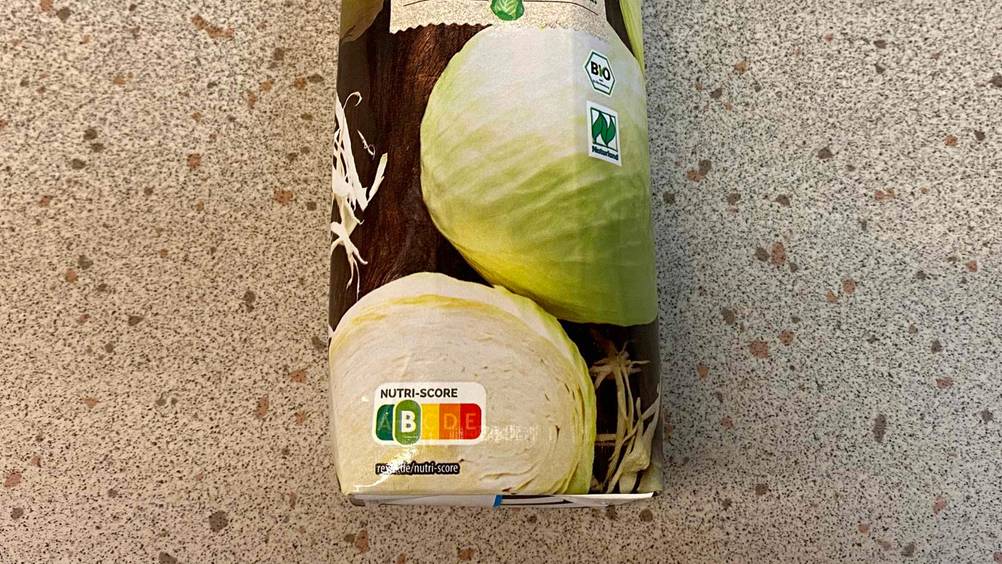 Nahaufnahme der Vorderseite einer Packung des getesteten Sauerkrautsafts mit Nutri-Score.