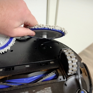 Eine Hand hebt die Reinigungsaufsätze hoch.