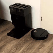 Der Ecovacs-Saug-Wisch-Roboter steht vor seiner Ladestation.