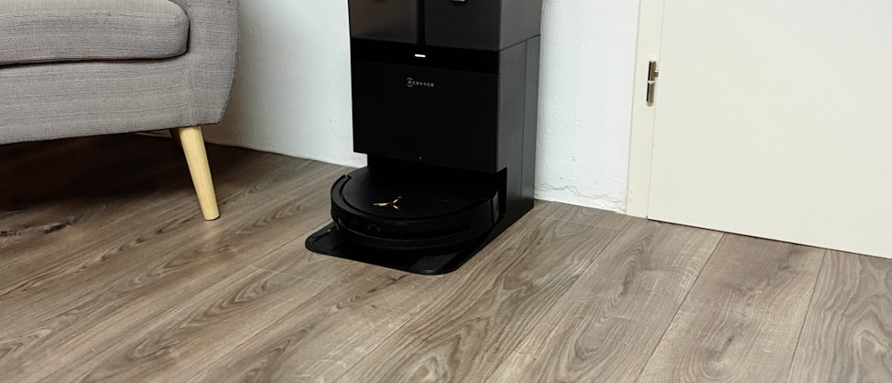 Der Saug-Wisch-Roboter steht in seiner Station.