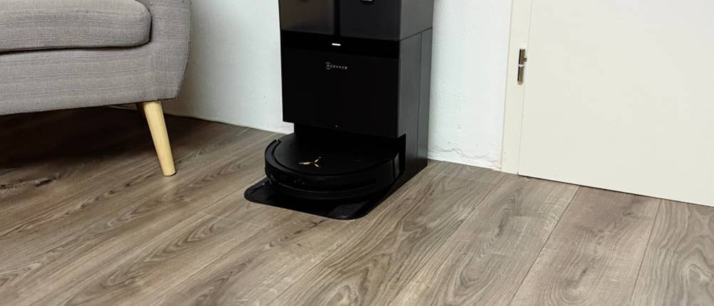 Der Saug-Wisch-Roboter steht in seiner Station.