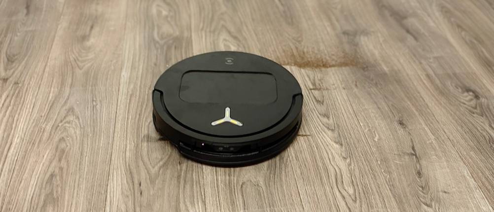 Der Saug-Wisch-Roboter fährt auf dem Laminatboden.