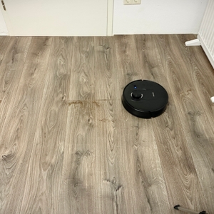 Der Saug-Wisch-Roboter fährt über das Laminat.