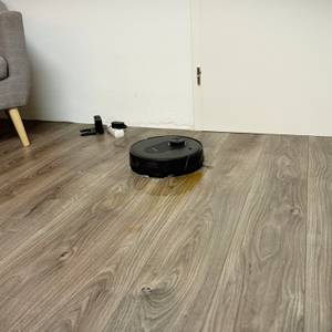 Der Saug-Wisch-Roboter fährt über das Laminat.