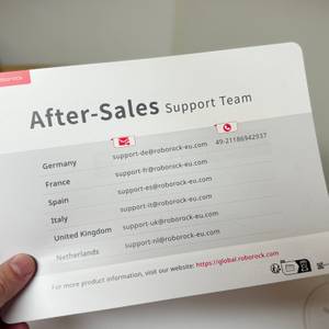 Eine Hand hält die After-Sales-Anleitung fest.