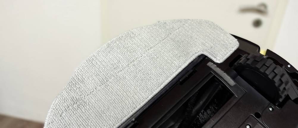 Der Wischaufsatz des Saug-Wisch-Roboters in Nahaufnahme.