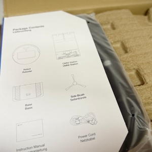 Die Detailansicht zeigt das Zubehör des Saug-Wisch-Roboter.