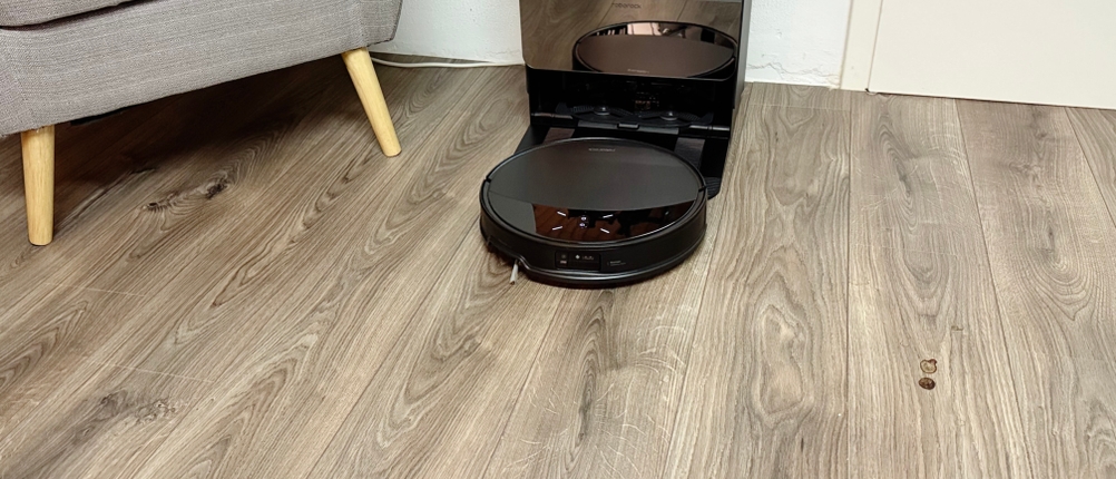 Der Saug-Wisch-Roboter steht in seiner Station.