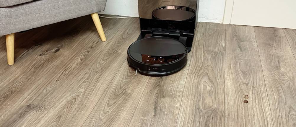 Der Saug-Wisch-Roboter steht in seiner Station.