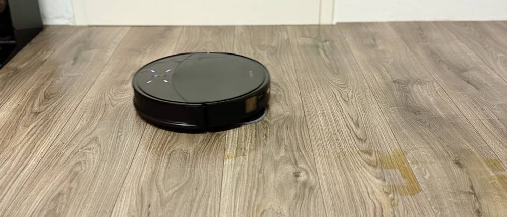 Der Saug-Wisch-Roboter fährt über den Laminatboden.