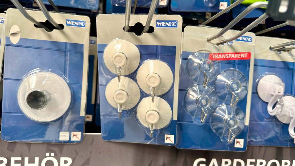 Mehrere Packungen der getesteten Saughaken hängen in einem Verkaufsregal.