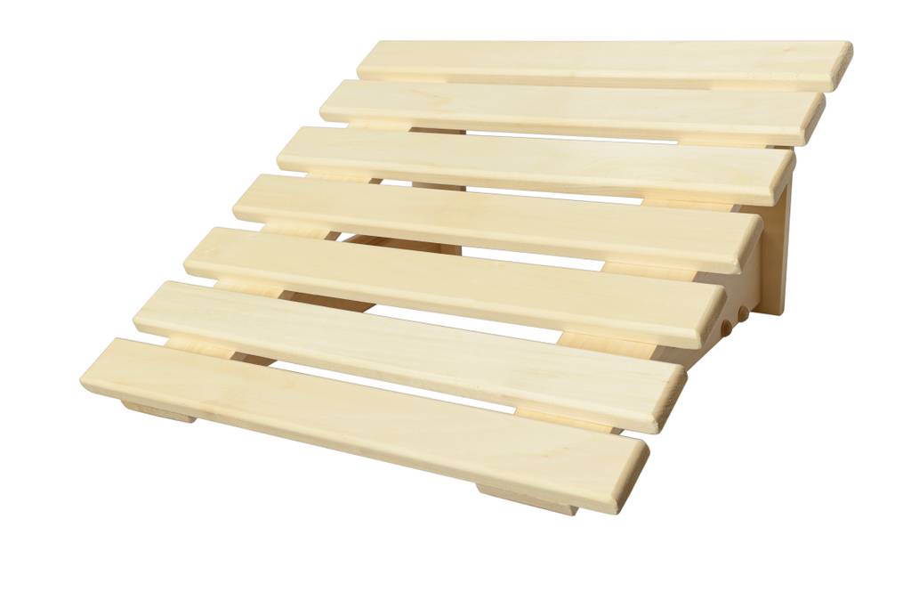 Sauna-Kopfstütze im Test: Einfache Holz-Kopfstütze aus Latten mit gleichbleibender Schräge auf weißem Grund.