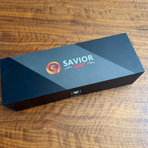 Der Karton der Savior Heat S67G liegt auf einem Tisch