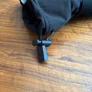 Ein Gummizug zum Festziehen der Savior Heat S67G