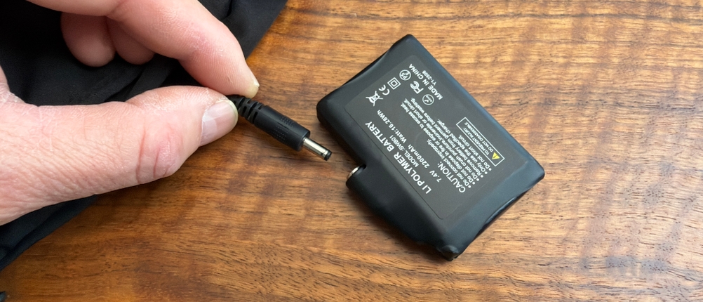 Ein Akku der Savior Heat S67G wird angesteckt