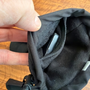 Ein Akku liegt in einem Savior Heat S67G