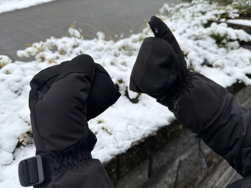 Zwei Hände formen Fäuste mit den Savior Heat S67G