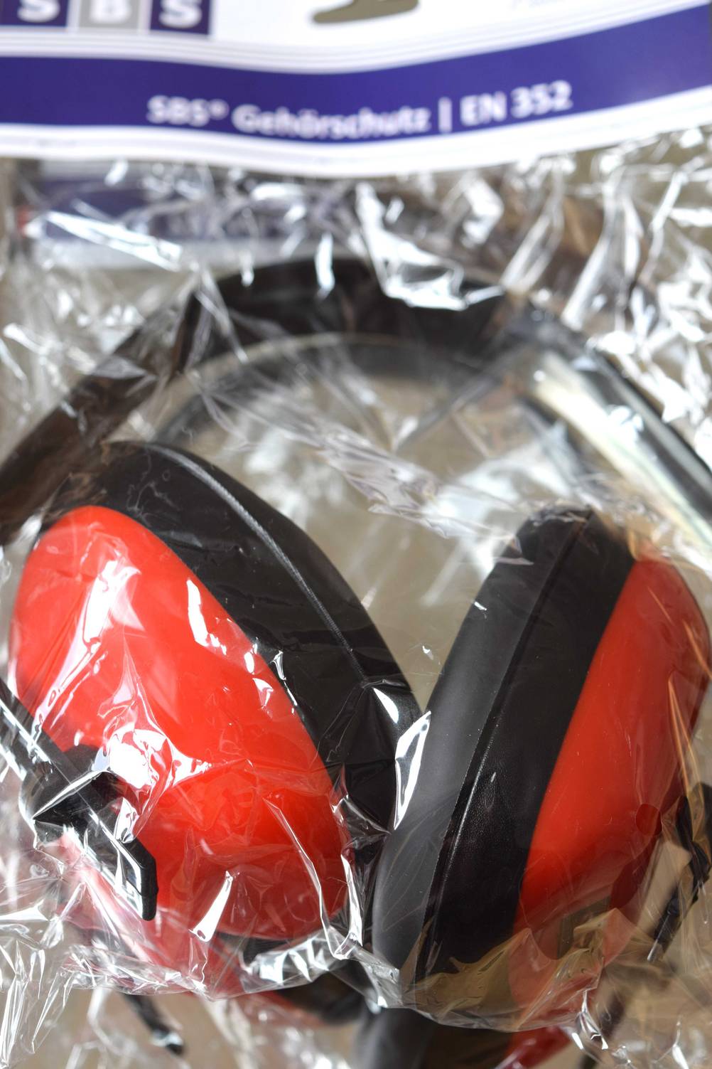 Ein getesteter Gehörschutz befindet sich in einer transparenten Kunststoffverpackung.